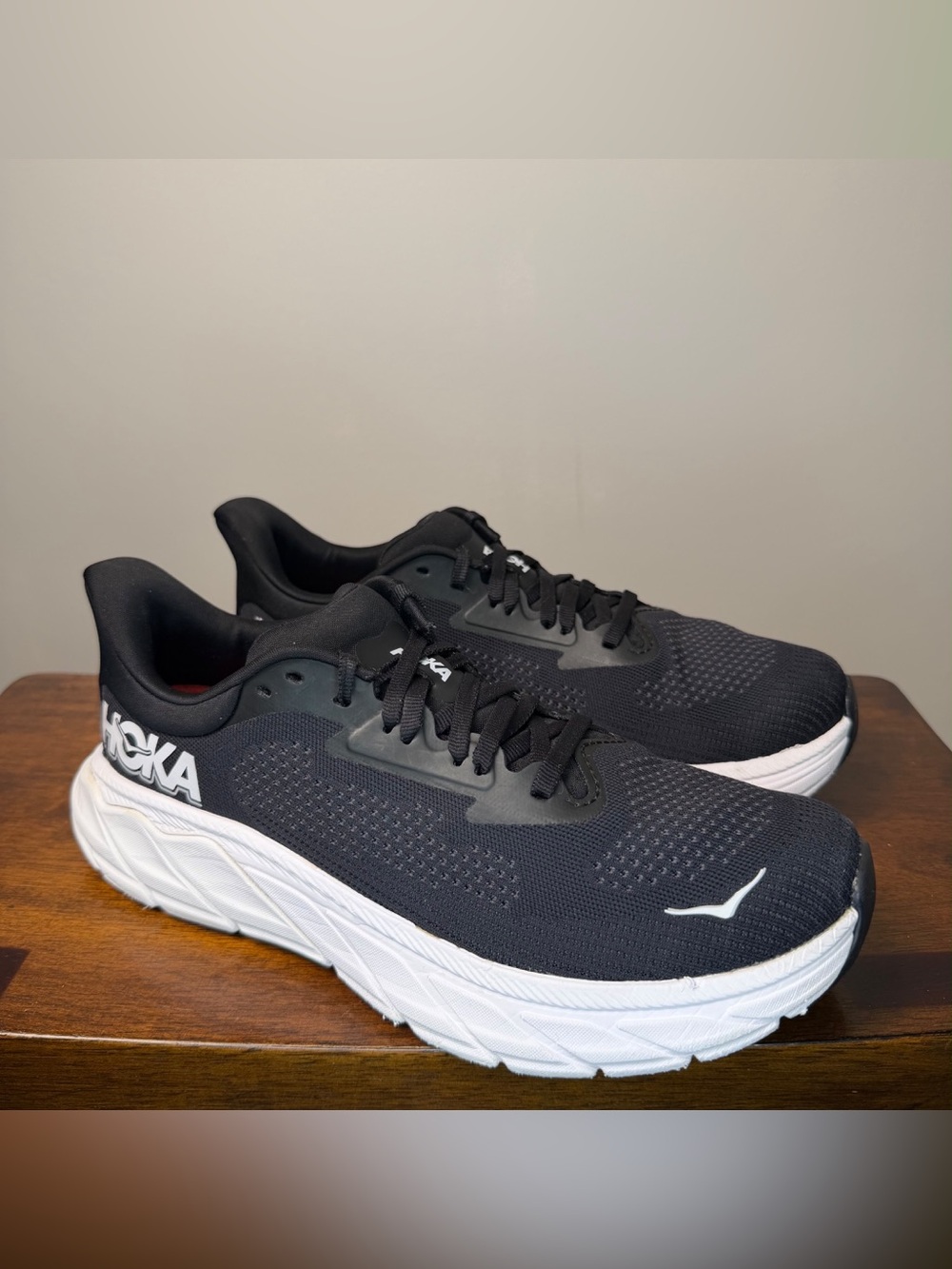 HOKA Arahi 7 Wide Women’s 8.5D Black White Running Shoes Excellent Condition